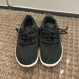 Allbirds Women’s wool runner sneakers . Size 10. Dark gray